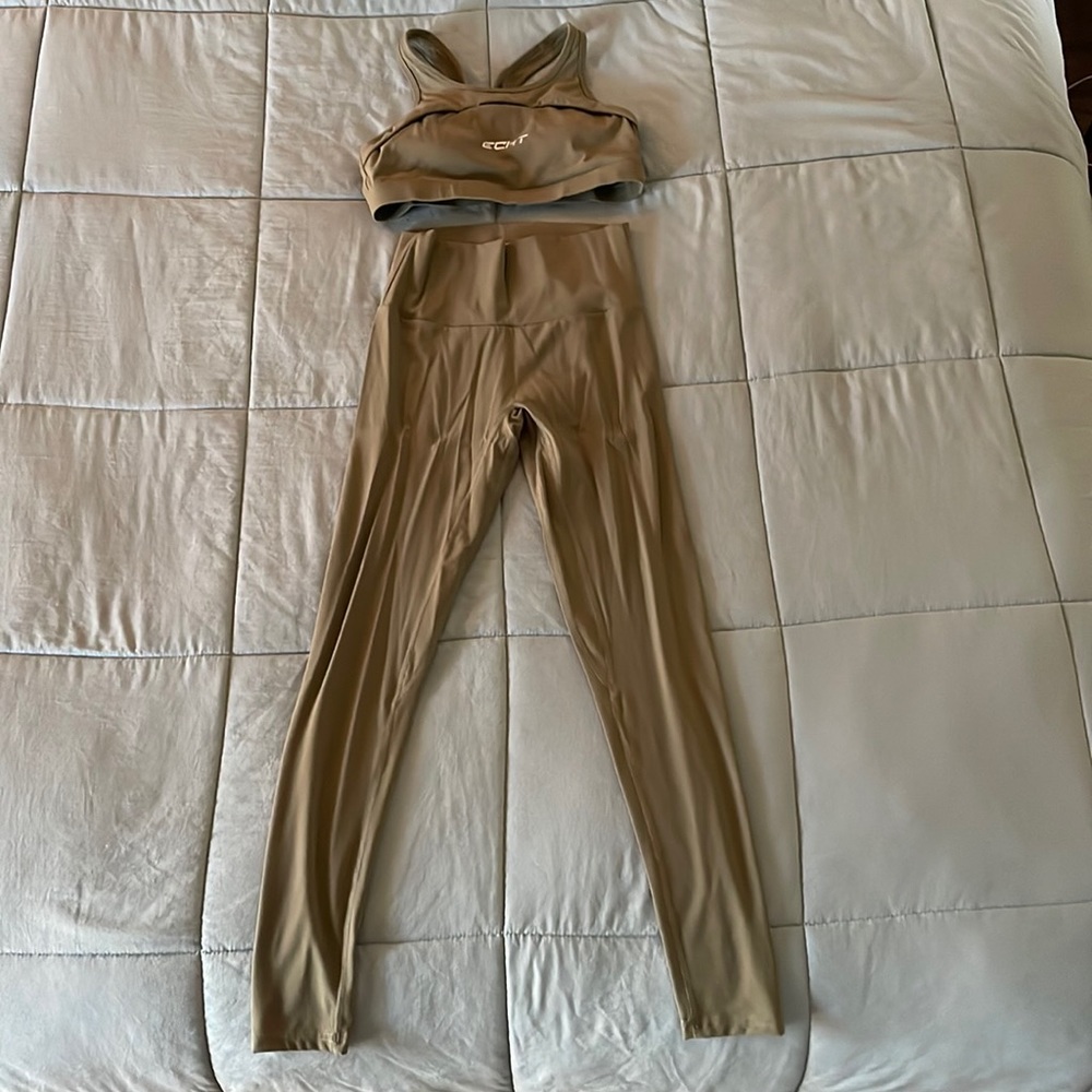 ECHT Olive Green Set with Leggings and Sports Bra